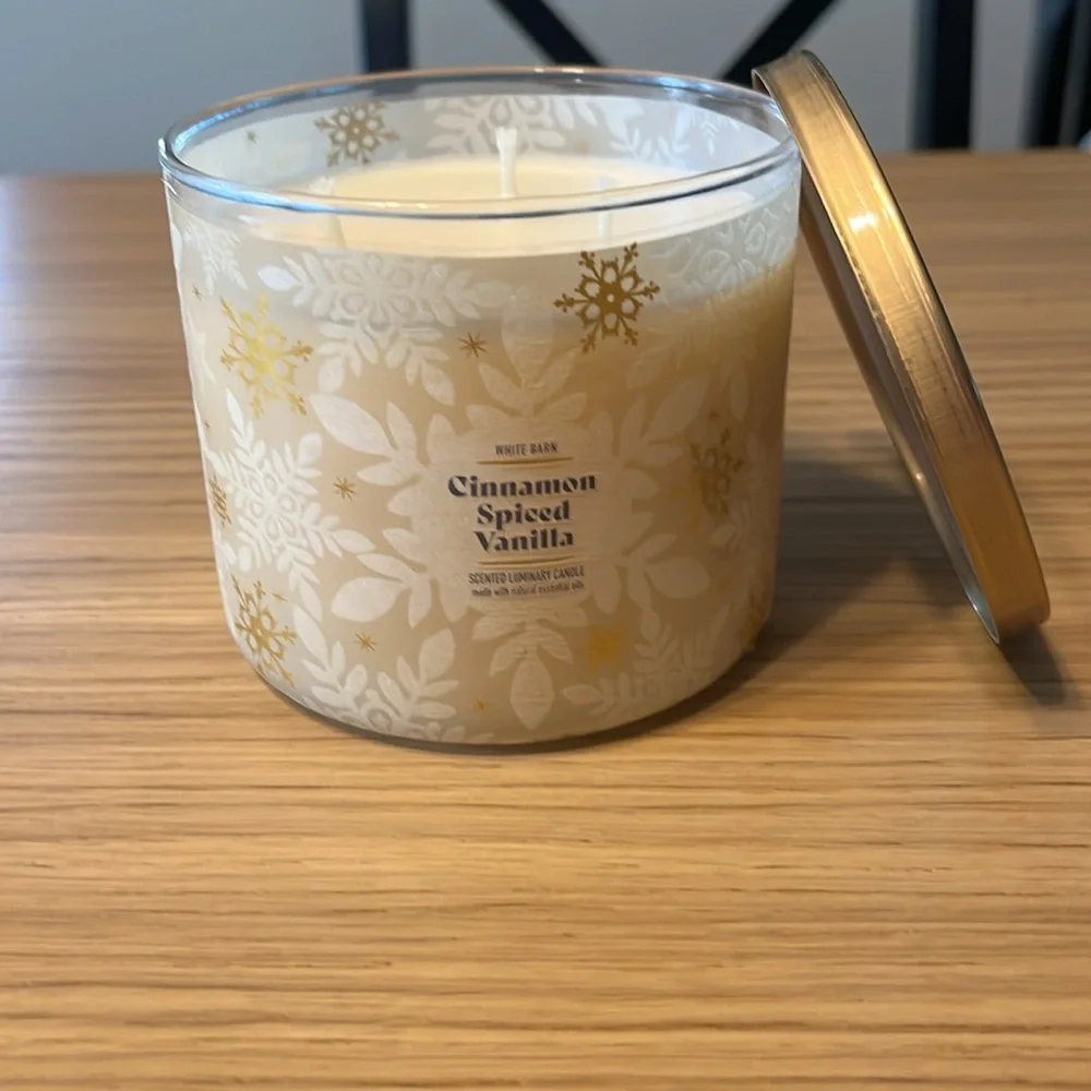 Bath & Body Works 3 Wick Candle. Cinnamon Spiced Vanilla.